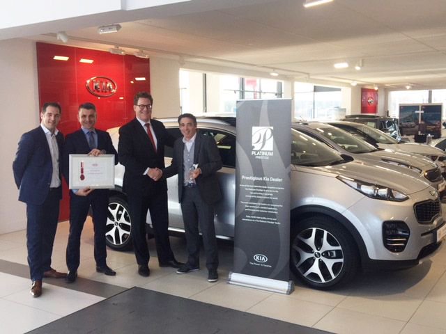 De Platinum Prestige Dealer Award 2017 is officieel uitgereikt aan ons door Kia Nederland. We zijn vereerd om deze titel te mogen voeren en de Award zal een mooi plekje krijgen. 🏆 Dit was natuurlijk zonder jullie, onze klanten, nooit gelukt. Wij danken jullie daarvoor! 😀