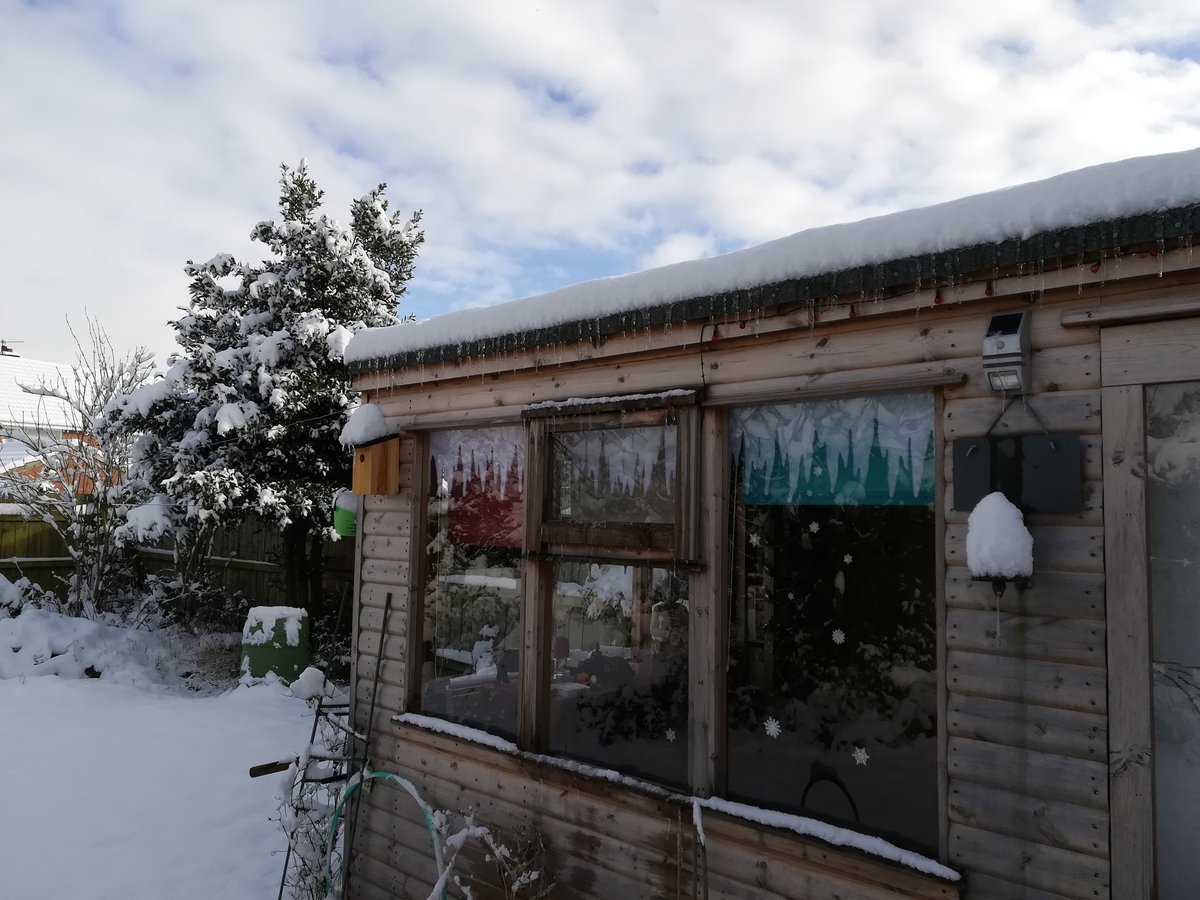 Misty4SRK's tweet photo. And still it snows!
My #SRKTree is still thriving
Real icicles on my art studio roof ❄️
Garden looks pretty☃️🌨️
Is there a car under there somewhere? 🤔
Dare I go out? 😳
Hope you are well 😘 https://t.co/IdqGYqX3KI