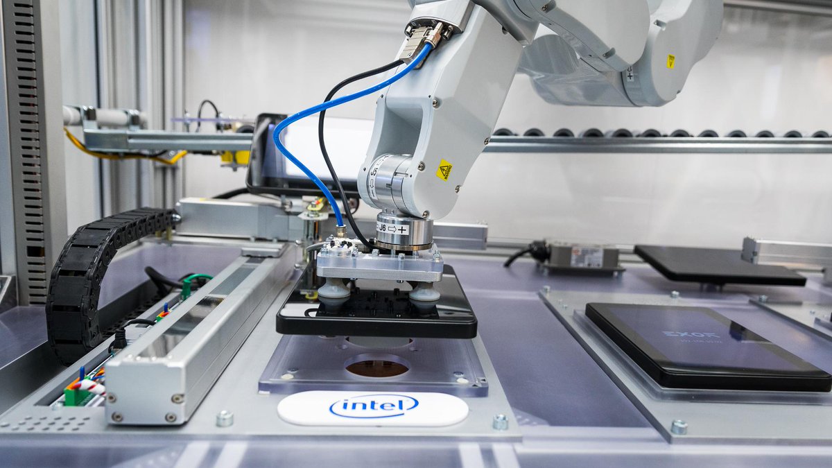 IntelEdge's tweet photo. Bringing the #smartfactory to life: real-time management, data analysis, direct connectivity to the cloud, data visualization &amp; more. #EW18 #industry40 #IoT https://t.co/utOG1Q0NbZ