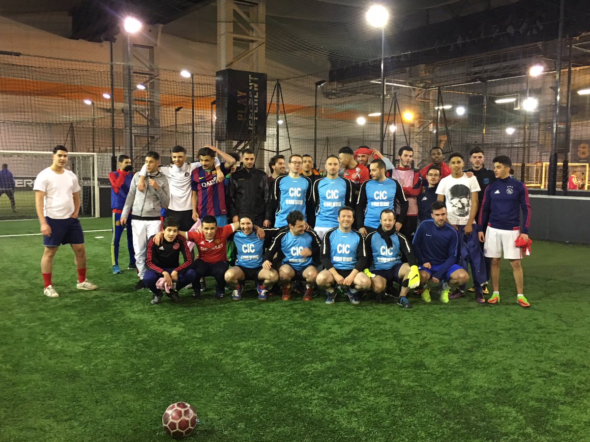 SDLV_Officiel's tweet photo. Belle rencontre sportive entre les jeunes stéphanois et les collaborateurs de @cic qui ont eu l'occasion de discuter #emploi entre deux buts ! ⚽ https://t.co/hwiTuFDmox