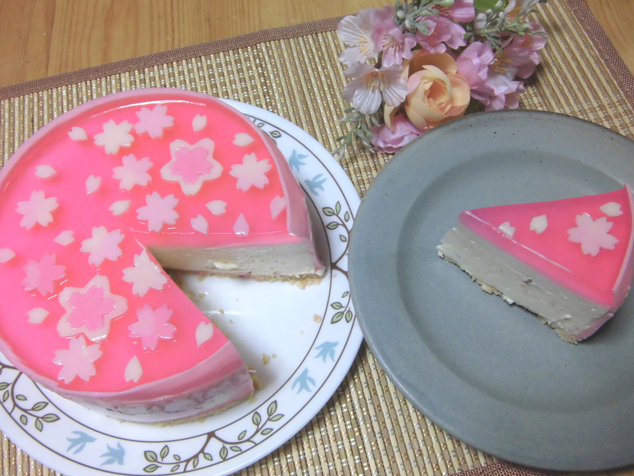 Minly レアチーズケーキだけど 中に桜の花と甘酒が少し入っていて 外側はぐるっと桜をちりばめたようかんで巻いてあります 洋菓子なのに和のテイストたっぷりです T Co Vhpwxggemb Twitter