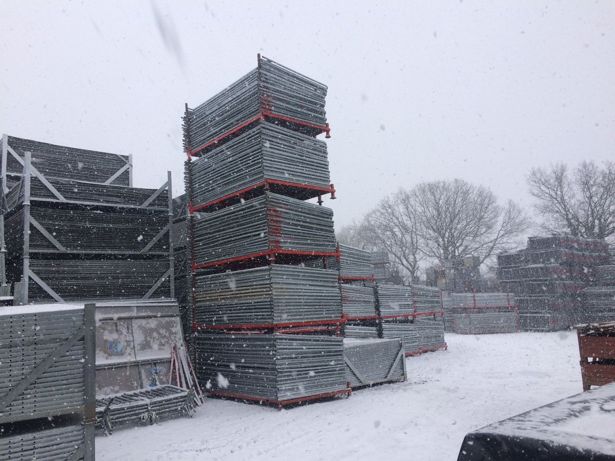 entertee's tweet photo. The ‘Beast from the East’ drops a snow flurry into entertee HQ, making the yard look vaguely pretty
#snow #beastfromtheeast #entertee #thebeastfromtheeast https://t.co/ueuQuoU4wo