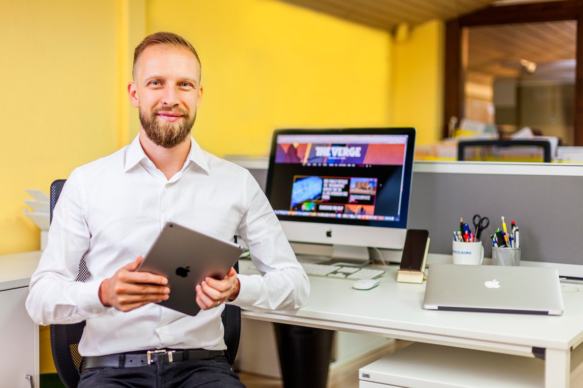 CavinBaudat's tweet image. Sébastien gère et contrôle tout ce qui se passe dans l’imprimerie, il est le bras droit du directeur. Ses loisirs se mêlent à son travail puisqu’il s’amuse avec les nouveautés informatiques et les nouvelles technologies.
#newtech #it #happymanager #ar #augmentedreality #paperlove