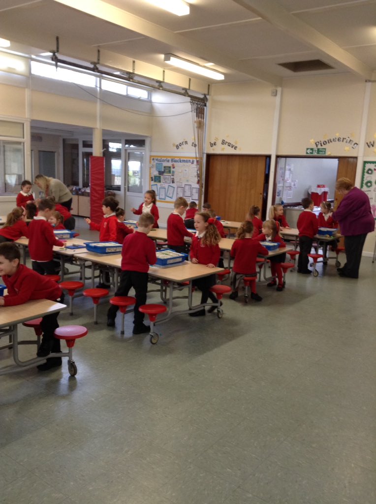 HMC_School's tweet image. Year 1 have been having lots of fun building robot heads ready to code @DRONEdays @ICTDSComputing @naceuk . #creativelearning #computingfun