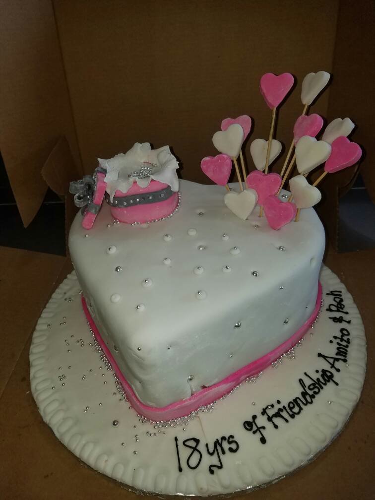 Janet_Atimango's tweet photo. This is super duper awesome...just lobe every thing about this cake 😍😍😍 https://t.co/QR7sEIsOh5