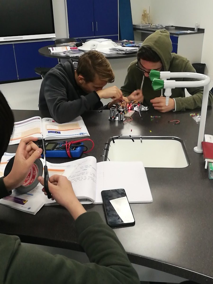 #BISTYEAR9 are building and testing different circuits and noting any differences. #BISTSCIENCE
