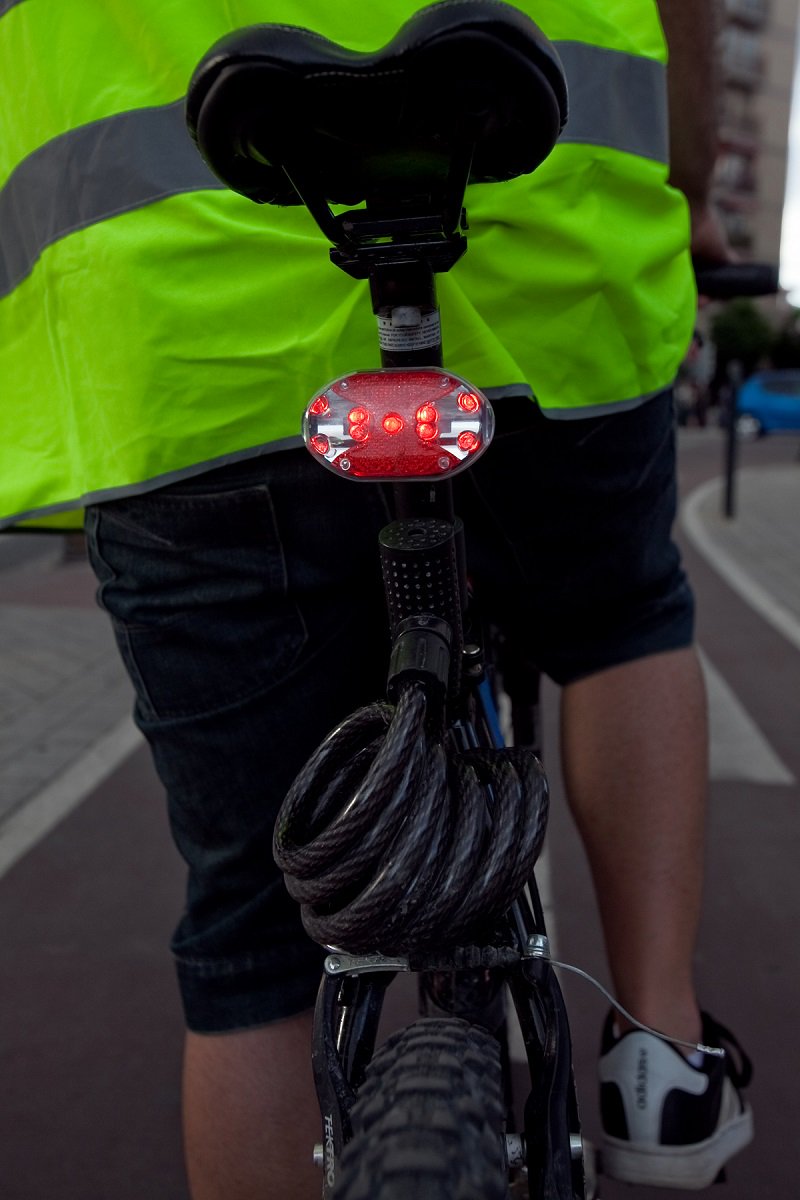 Las multas por llevar la luz trasera intermitente en bici desatan un apoyo  masivo a esta propuesta para el cambio de la ley