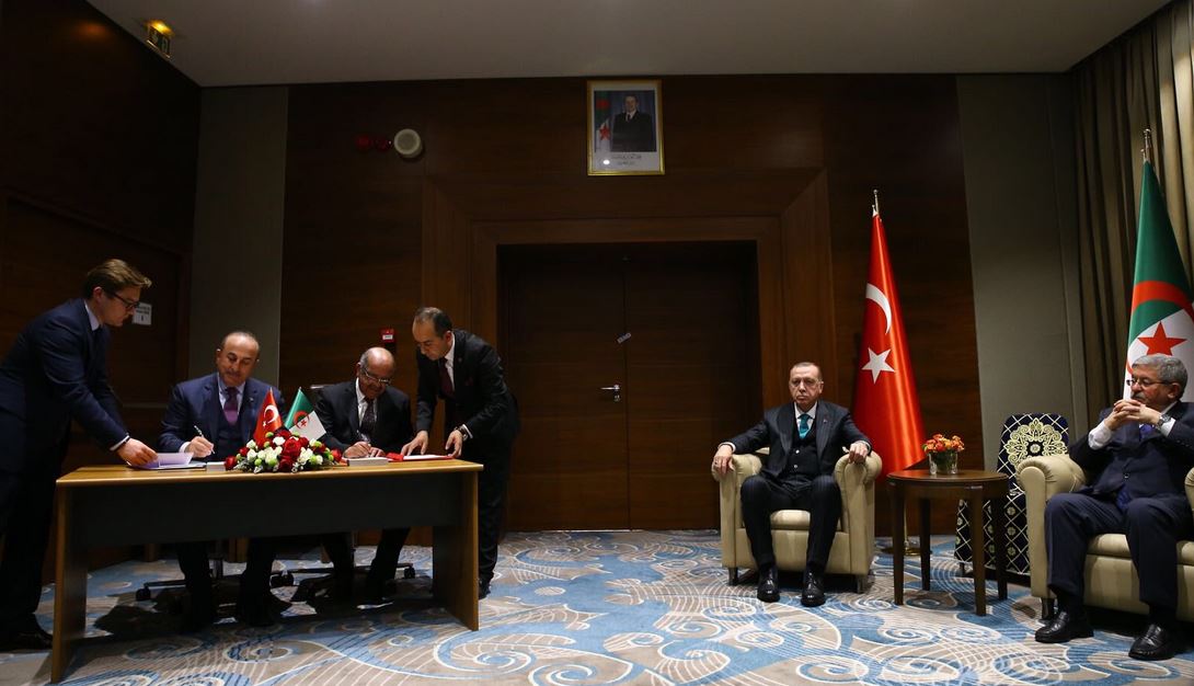 radioalgerie's tweet photo. #ErdoganEnAlgérie #Erdogan
signature d'un protocole de #cooperation entre #Sonatrach et les entreprises turques @holdingronesans dans le domaine des #hydrocabures
@rterdogan_ar @tcbestepe_ar @RT_Erdogan https://t.co/1DYAOI9AcQ