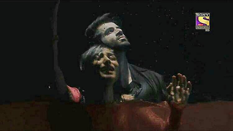 kanakRai3's tweet photo. @prateek_lsd Sharmaji I hope you remember this scene 😏 yaha kaun si candles jalai thi aapney Jo bhoot n sharu ko nhi bachaya 🤔🤔😏😏😏😠ppzzz end this crapped #RIPStory #RIPLogic #EkDeewaanaTha https://t.co/PIv5locmI5