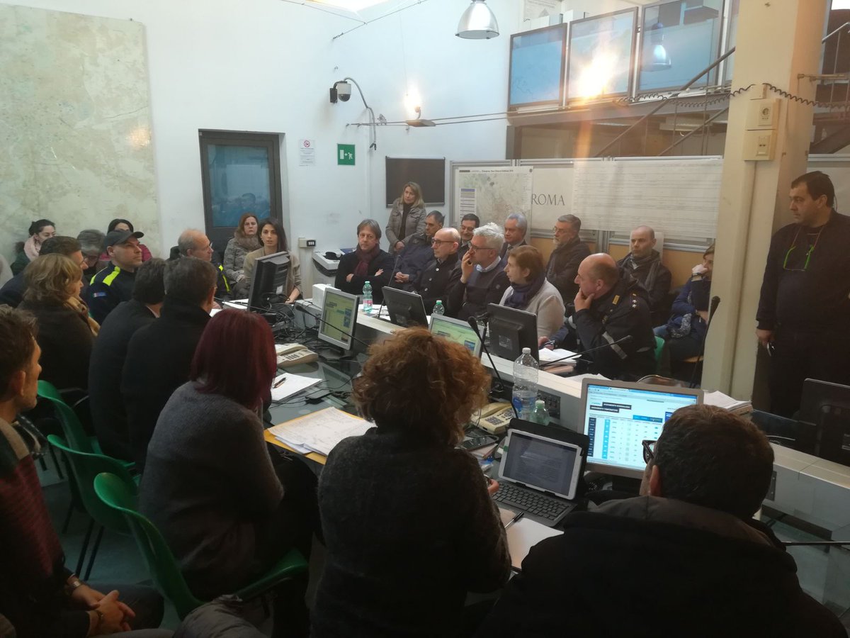 virginiaraggi's tweet photo. Continua lavoro Sala Operativa Campidoglio. Garantita attività h24 grazie a Protezione Civile, Polizia Locale, Ama, Atac, uffici Comune e volontari. Per senza dimora creati altri 450 posti aggiuntivi. Liberate da ghiaccio strade principali https://t.co/p4yIKgZGaB
