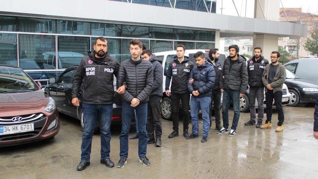 Herkes meşale görselini gururla paylasti, ben ise bu görseli gurur ile paylaşıyorum. 

Kim ki FENERBAHÇE TRİBÜNÜ için elini taşın altına koyuyor, her zaman her koşulda baş tacıdır!

ADAMSINIZ!