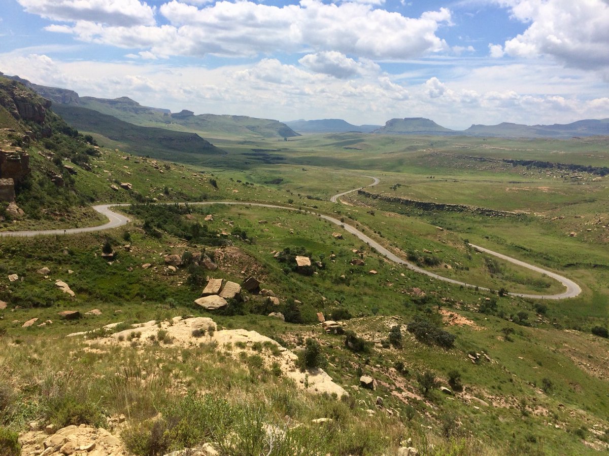 KaapstadTours's tweet photo. Left Rorkes Drift behind and now having #lunch in Clarens. Golden Gate looking stunning with great colours of Gold and Green. @VisitSA_UK @SouthAfrica @HenryColeTV @SafariTart @SANParksGGHNP @SANParks @JofamaMC #Lindstrand #travelchanel https://t.co/nDMzAe5M8T