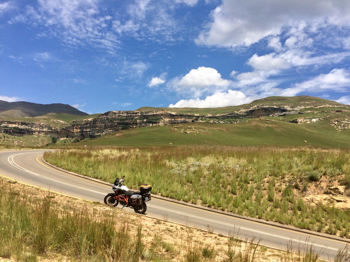 KaapstadTours's tweet photo. Left Rorkes Drift behind and now having #lunch in Clarens. Golden Gate looking stunning with great colours of Gold and Green. @VisitSA_UK @SouthAfrica @HenryColeTV @SafariTart @SANParksGGHNP @SANParks @JofamaMC #Lindstrand #travelchanel https://t.co/nDMzAe5M8T
