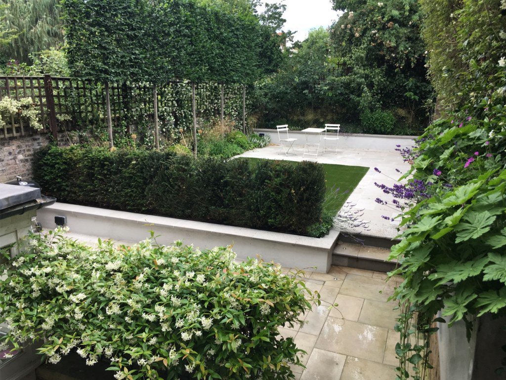 CBHomesUK's tweet photo. Check out our latest blog post in collaboration with @GRDN_Design: https://t.co/QuVWwmIgMA We've discussed how to add structure to your garden in the run-up to spring! #landscaping #gardenchat https://t.co/BEO1tMqMnA