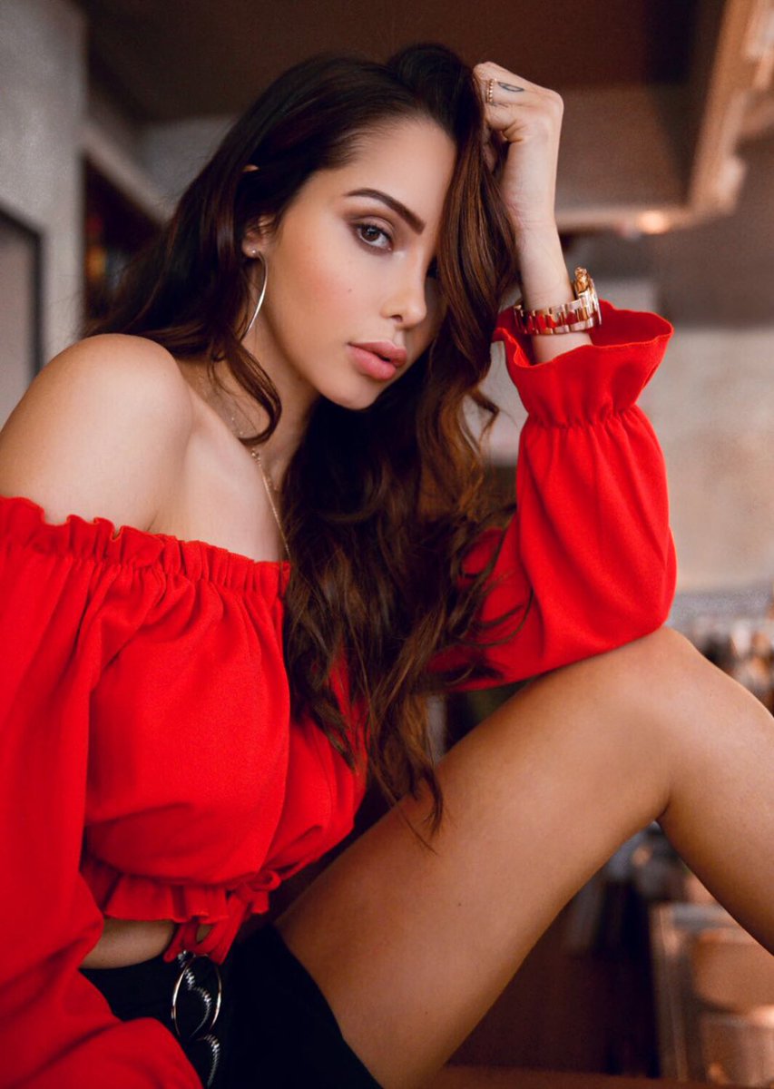 Nabilla's tweet photo. Ma collection en collaboration avec @missguided est enfin en ligne 💥 Je suis très fière d’avoir travaillé de longs mois sur ce beau projet , J’espère du fond du cœur que la collection vous plaira ❤️ tout ça c’est grâce à vous 🙏🏼 ➡️ https://t.co/6UOtLvbqg0 https://t.co/mSYsd1WVjl