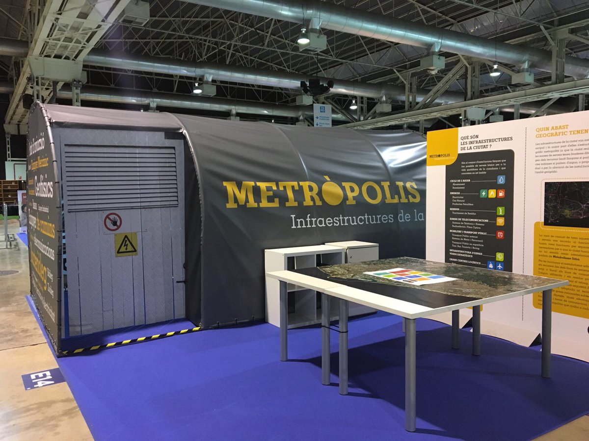 TascaProjectes's tweet photo. Descobrint les infraestructures de la ciutat i el seu impacte amb els i les #joves a @yomobcn! Aquesta setmana som a #YoMoBCN de la mà de @BCN_Ecologia, dinamitzant el seu estand interactiu #Metròpolis, dissenyat per @AktesEvents https://t.co/wxfdpCZyDP https://t.co/A8FQG9uyNK