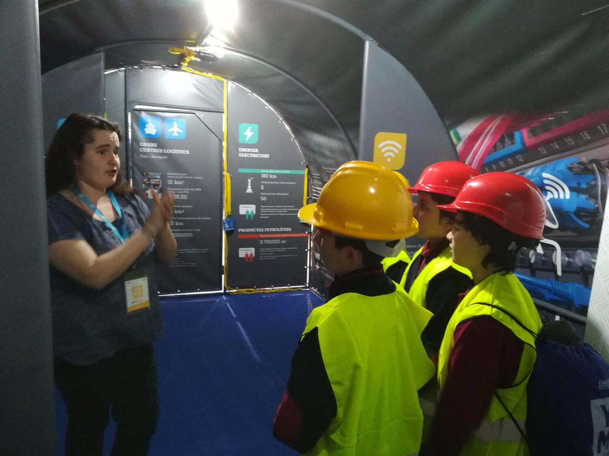 TascaProjectes's tweet photo. Descobrint les infraestructures de la ciutat i el seu impacte amb els i les #joves a @yomobcn! Aquesta setmana som a #YoMoBCN de la mà de @BCN_Ecologia, dinamitzant el seu estand interactiu #Metròpolis, dissenyat per @AktesEvents https://t.co/wxfdpCZyDP https://t.co/A8FQG9uyNK