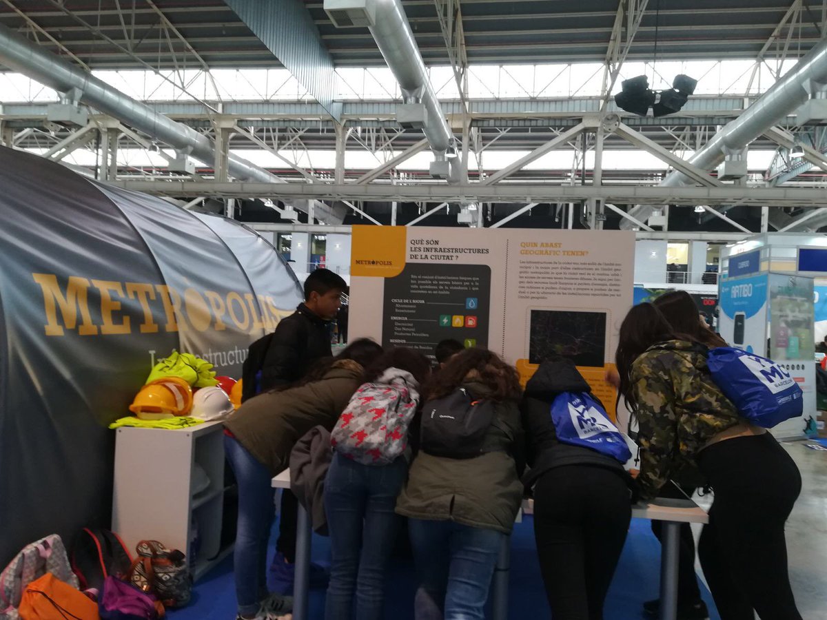 TascaProjectes's tweet photo. Descobrint les infraestructures de la ciutat i el seu impacte amb els i les #joves a @yomobcn! Aquesta setmana som a #YoMoBCN de la mà de @BCN_Ecologia, dinamitzant el seu estand interactiu #Metròpolis, dissenyat per @AktesEvents https://t.co/wxfdpCZyDP https://t.co/A8FQG9uyNK