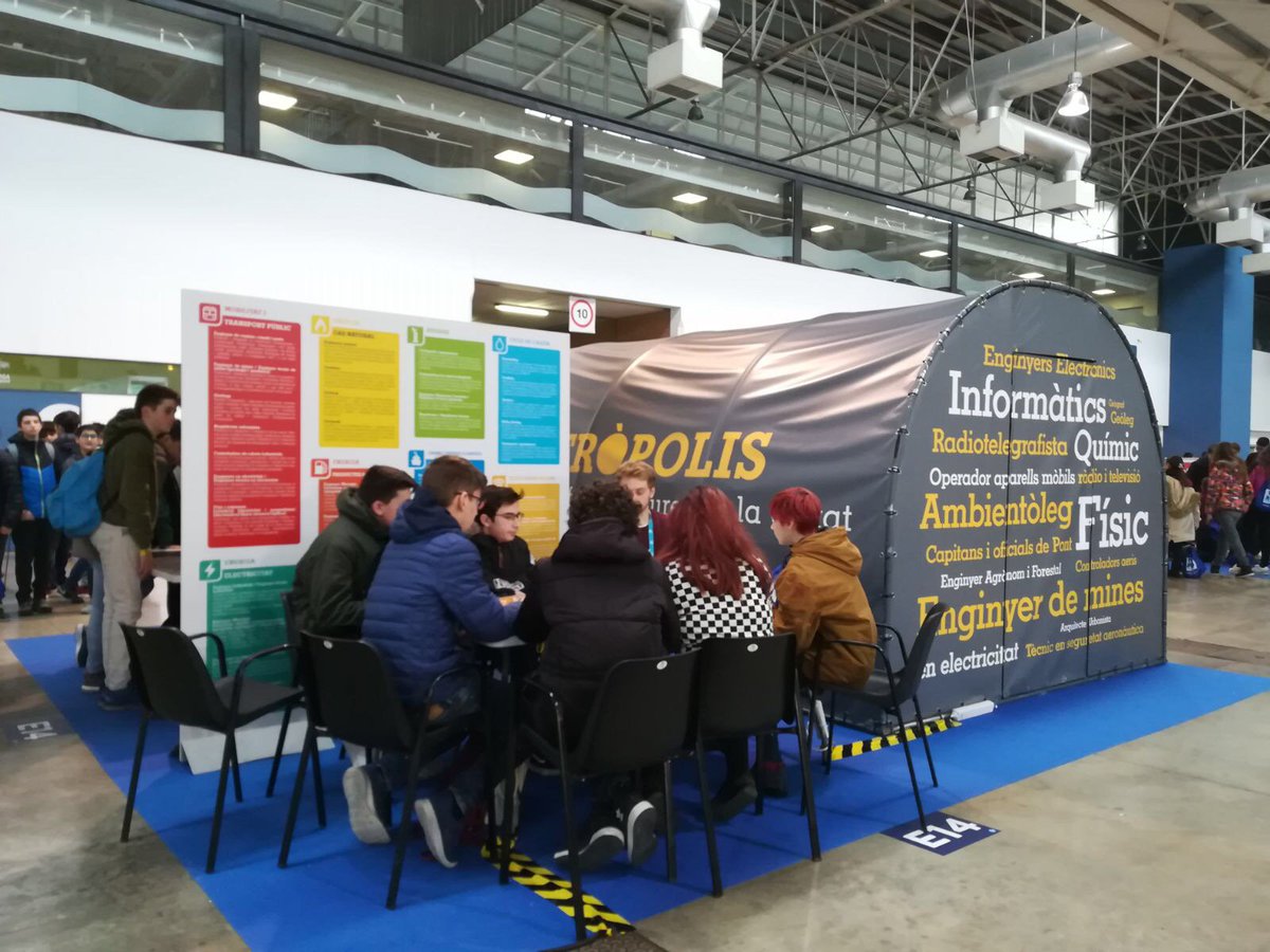 TascaProjectes's tweet photo. Descobrint les infraestructures de la ciutat i el seu impacte amb els i les #joves a @yomobcn! Aquesta setmana som a #YoMoBCN de la mà de @BCN_Ecologia, dinamitzant el seu estand interactiu #Metròpolis, dissenyat per @AktesEvents https://t.co/wxfdpCZyDP https://t.co/A8FQG9uyNK