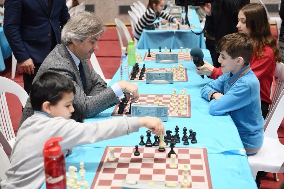 CozumBeyoglu's tweet photo. Genç Zihinlerin kıyasıya mücadele ettiği, 3. Beyoğlu Okullar Arası Satranç Turnuvası başladı. @AhmetMisbah https://t.co/YUCyg9bPJ1