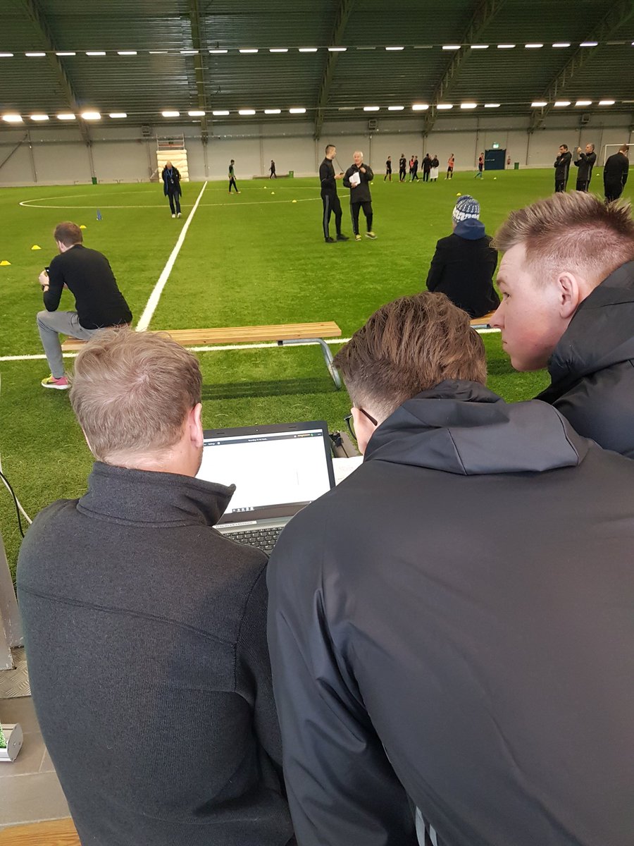 PerraWiden's tweet photo. Praktik i Vinnarhallen. Övningar med GPS med hjälp av Catapult. Fotbollsövningar med Fitnessinriktning. Liveövervakning 😉 #fitness #football #uefastudygroup https://t.co/vMhsdkZUOd