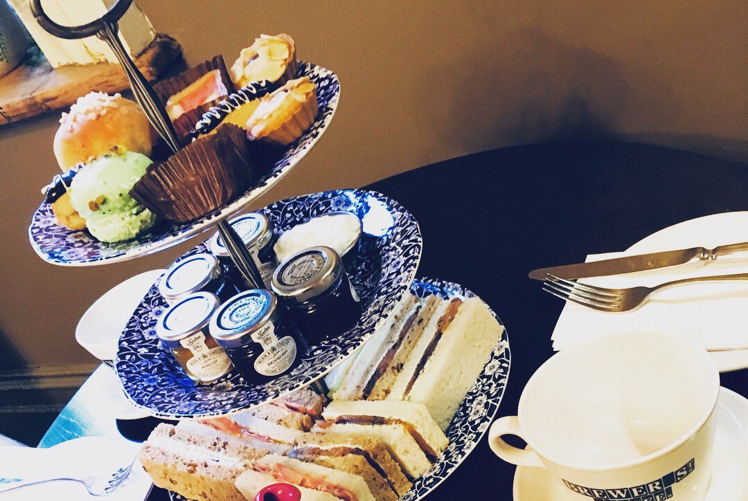 TheDraytonCourt's tweet photo. LIKE AND RETWEET - For a chance to win a one night stay in one of our luxurious suites including delicious Afternoon Tea in our relaxing Drawing Room! Winner will be announced Friday 2nd March! T’s &amp; C’s apply! #BeautifulBedroomsByFullers https://t.co/osDEAfxGnu