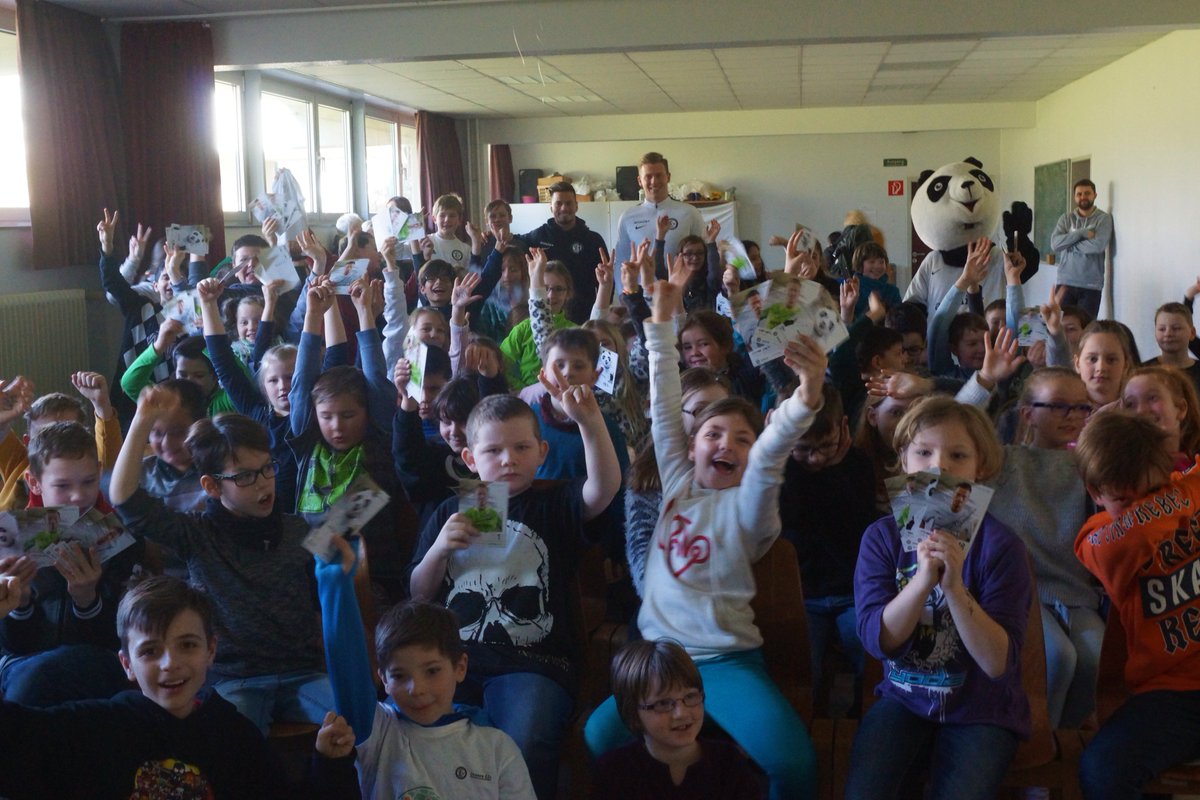 SV07Elversberg's tweet photo. Nächste Station auf unserer #SVEGrundschultour! 😊 Gestern waren unsere Profis Konstantin #Fuhry und Stefano #Cincotta zu Besuch an der Grundschule Spiesen! ⚫️⚪️ Scheen war's! #UnsereElv https://t.co/PVm00s1a7U