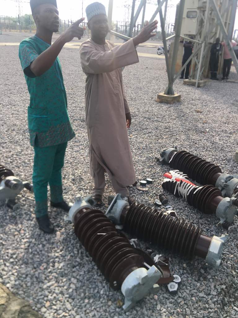 KGelectricityCC's tweet photo. The Special Adviser to Kogi State Governor on Energy &amp; Power,  Hon. Otayitie A. Eminefo accompanied by a team from the Kogi Electricity Complaints Centre was at the @TCN_NIGERIA facilities, Zango to ascertain the cause of the power outage experienced in Lokoja &amp; it's environs. https://t.co/ZwMfpOSlUl