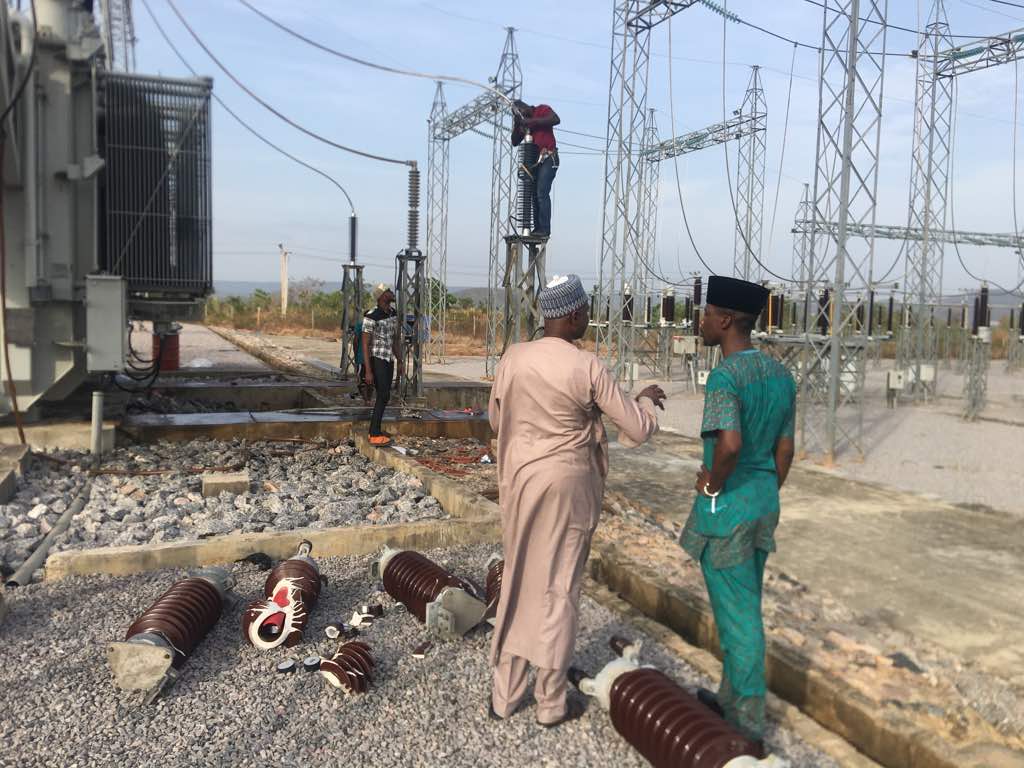 KGelectricityCC's tweet photo. The Special Adviser to Kogi State Governor on Energy &amp; Power,  Hon. Otayitie A. Eminefo accompanied by a team from the Kogi Electricity Complaints Centre was at the @TCN_NIGERIA facilities, Zango to ascertain the cause of the power outage experienced in Lokoja &amp; it's environs. https://t.co/ZwMfpOSlUl
