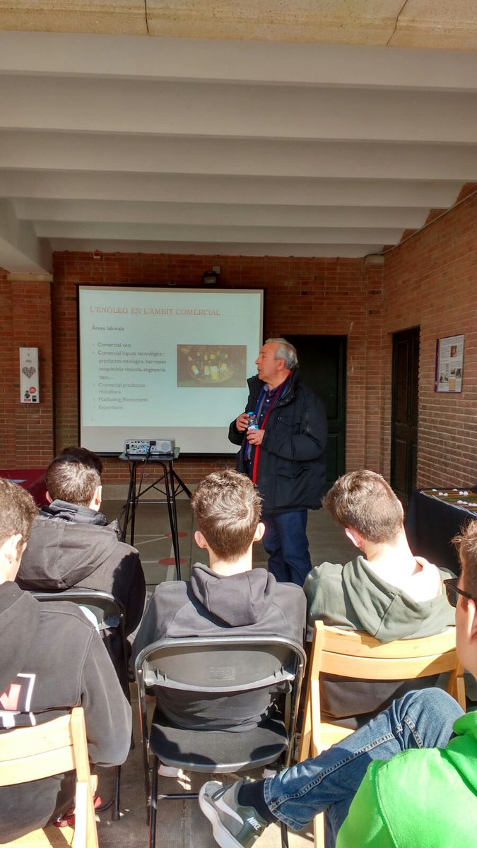 enolegs's tweet photo. Fa uns dies vam estar a Alella explicant a alumnes de 4rt d'ESO la professió d'Enoleg. Va ser una jornada molt interessant! Gràcies @ajalella per posar en valor els oficis del vi en un territori vinícola com Alella! https://t.co/Lj1bR8tcXS https://t.co/alq8R8C16h