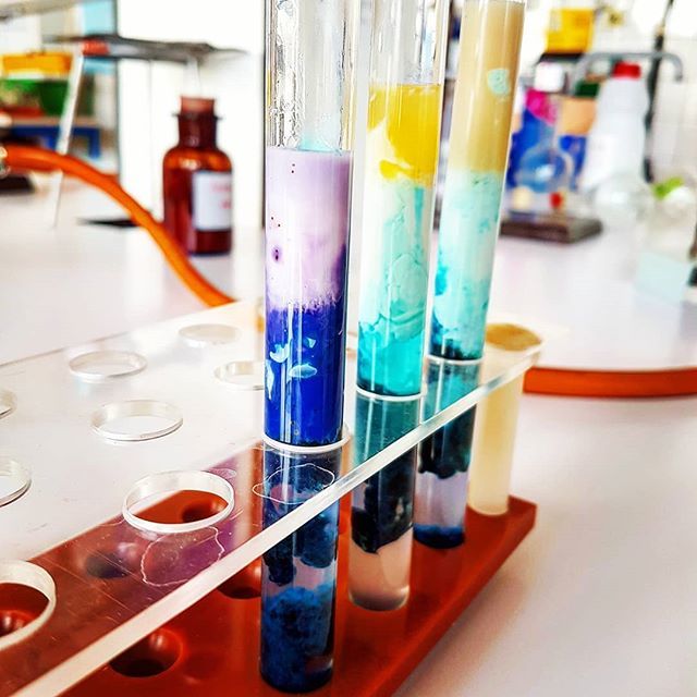 mybenznote's tweet photo. Lab time ❤⚛ @karin_chemistry ⚛⚛⚛ #biuretreacrion #samles #biochemistry #sosch #lab #labaky#testtube #skumavky #vzorky #chemistryexperiments #chemistryindailylife #chemistry #kimia #labtime #science #scienceart #scientist #veda https://t.co/cLBcw7bX9c https://t.co/der22Wg9Kc