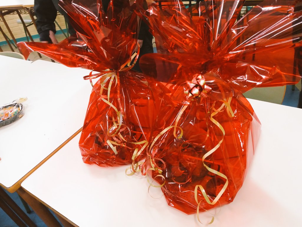 TramPops_'s tweet photo. Recordaros que tenemos sorteo de un lote de trampantojos y alguna sorpresa más 😌!!! No os lo perdáis, os esperamos a la hora del patio, buen día.😎😍💕 #ikasenpresa  @TramPops_ @ostalaritzagal https://t.co/zk70sGTlSh