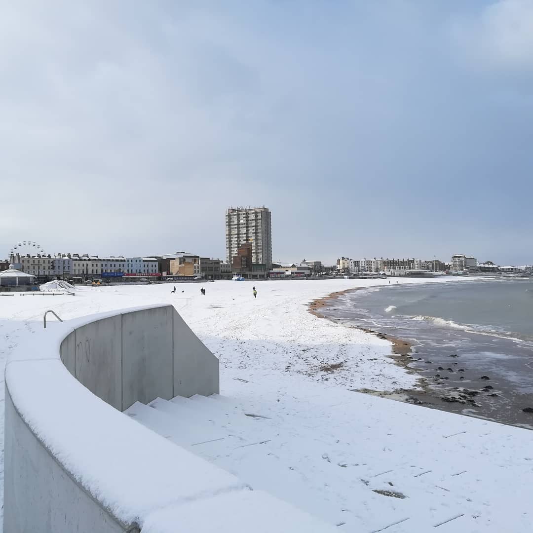 mygeneroots's tweet photo. #snowday here today. After a morning tea it's back to the trees #generoots #snowinMargate https://t.co/82VGMl1gZI