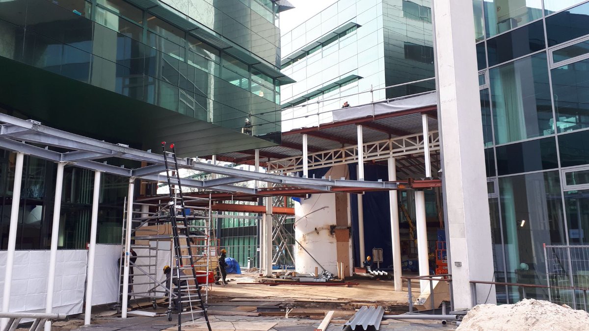 AllFixedNieuws's tweet photo. De entree van #Herculesplein in #utrecht krijgt een make-over. De werken schieten goed op en de nieuwe luifel is al zichtbaar. Verder zullen bezoekers en huurders kunnen genieten van een nieuwe koffiebar. We kijken er alvast erg naar uit. #vastgoed #beheer https://t.co/s8nBdKlt8H