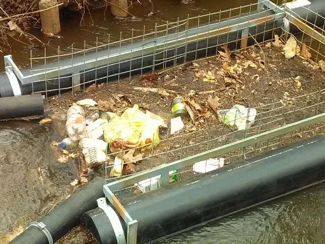 Waterlopen's tweet photo. De Rode Loop in #OudTurnhout heeft veel last van #Zwerfvuil. Een drijvende vuilvang verzamelt het vuil zodat het makkelijker uit de beek gehaald kan worden. Op de foto zie je het resultaat na 1 weekend โน๏ธ #houhetproper #indevuilbak ๐ฎ https://t.co/e3yZfqACVk