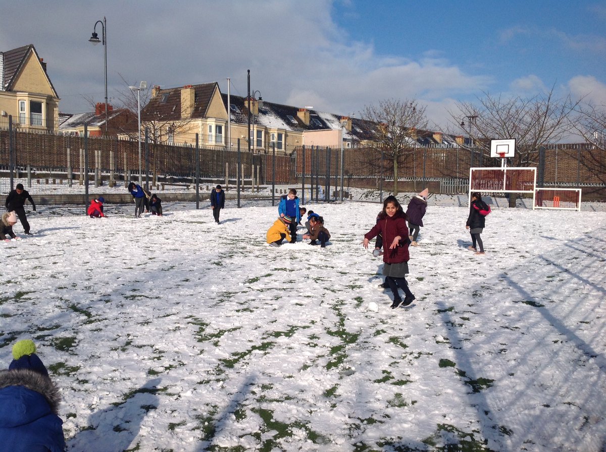 KensingPrimary's tweet image. Who in 3W is going to make the best snowman? #snow #snowproblem