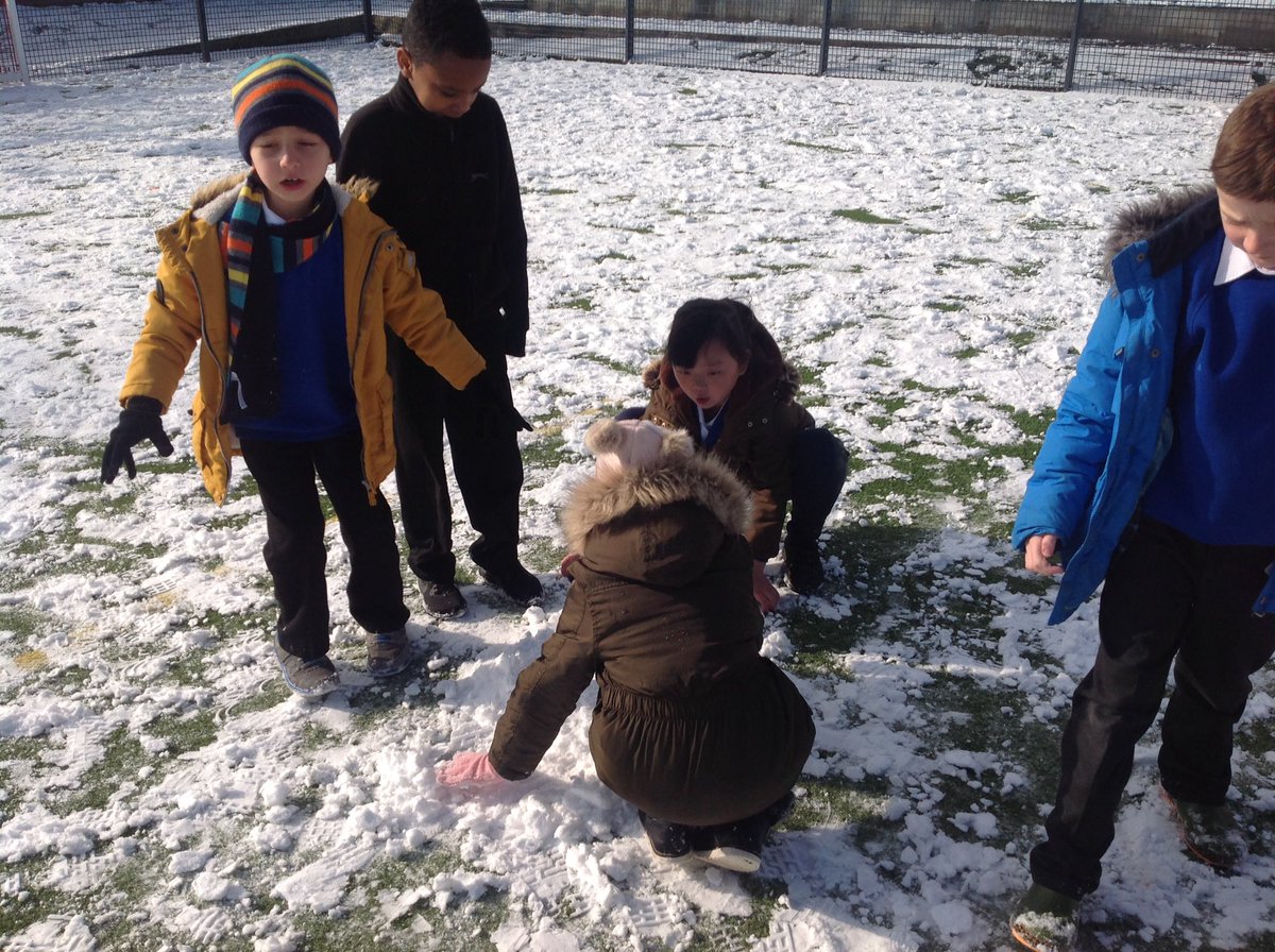 KensingPrimary's tweet image. Who in 3W is going to make the best snowman? #snow #snowproblem