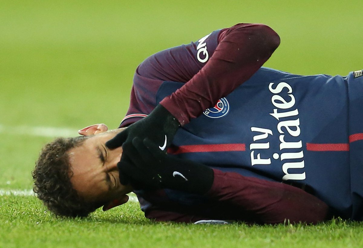 geglobo's tweet photo. Neymar vai precisar operar e só volta aos campos em maio  https://t.co/1Lit6BSzPR https://t.co/ixfvDaLSzK