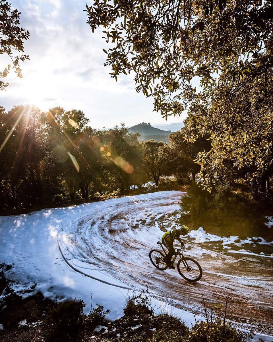 ciclosfera's tweet image. Te quiero, invierno (foto: Brazo de Hierro, brazodehierro.com). #cicloinvierno #BrazoDeHierro