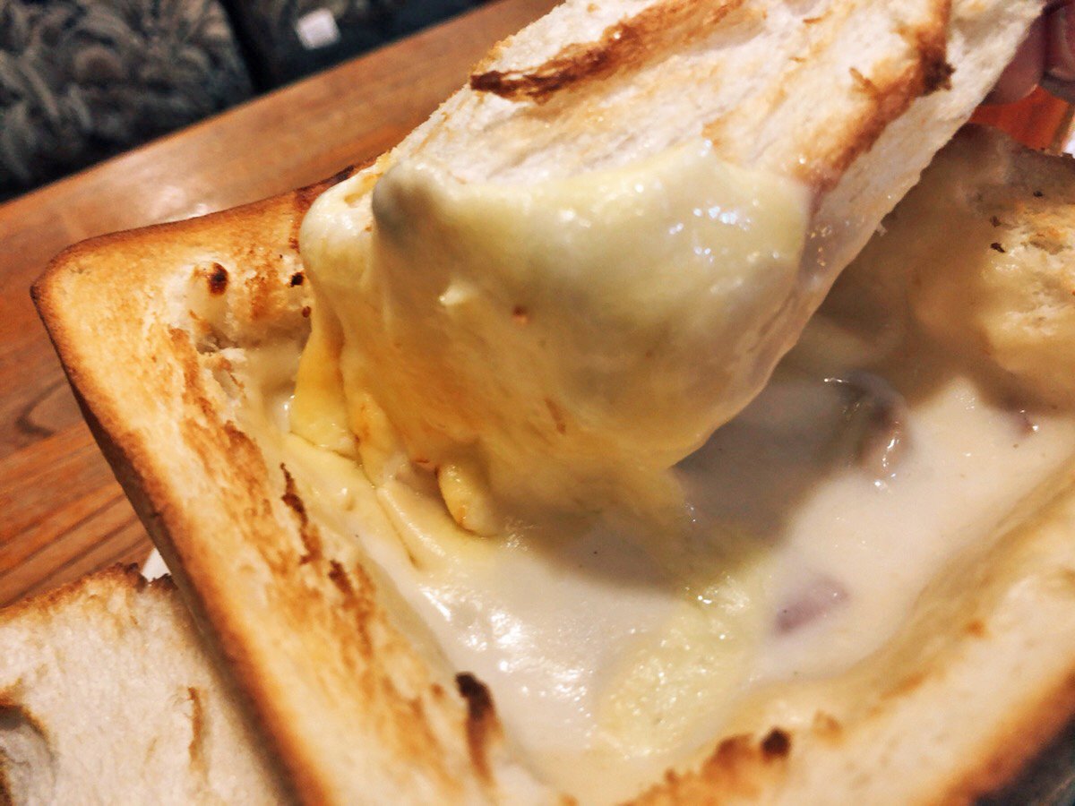 muni_gurume's tweet photo. 【デン】
@東京 入谷

大きなパンの中にグラタンを流し込んだ「グラパン」を食べられるお店。
クリーミーなグラタンをパンに付けながら食べると相性は抜群🎶
これだけ大きいにも関わらず850円とリーズナブル❗
孤独のグルメの舞台にもなったお店です✨ https://t.co/IH6CnaqXLW