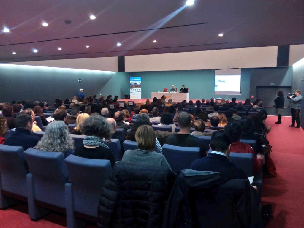 Creap_Valencia's tweet photo. El psicólogo #LeonelDozza nos habla sobre #AcompañamientoTerapéutico en la jornada #InnovaciónSMCreap: "El trabajar 'fuera' es ese 'dentro', que es la comunidad" https://t.co/e7coqpO4Gf
