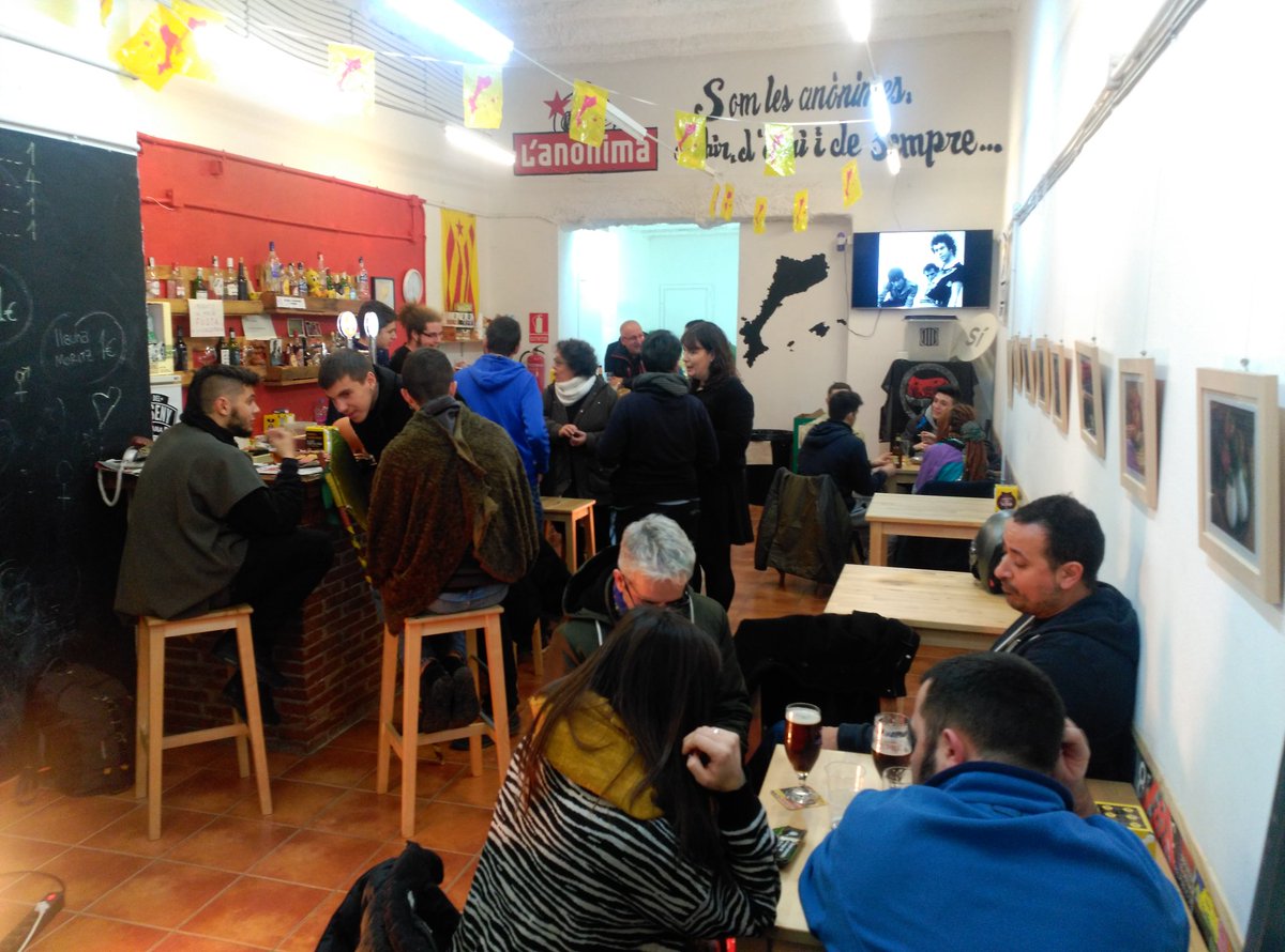 Anonima_Clot's tweet photo. Avui a les 19:00 hi ha assemblea del #CDR del Clot-Camp de l'Arpa a l'Anònima (@ClotDecideix), i també trobareu l'Anònima OBERTA. Passeu a fer-hi un beure i aprofiteu per comprar tiquets de la #6CalçotadaClot... espavileu que cada dia en queden menys! 😉 #FemCasal #FemBarri https://t.co/F1UT6ILdOr