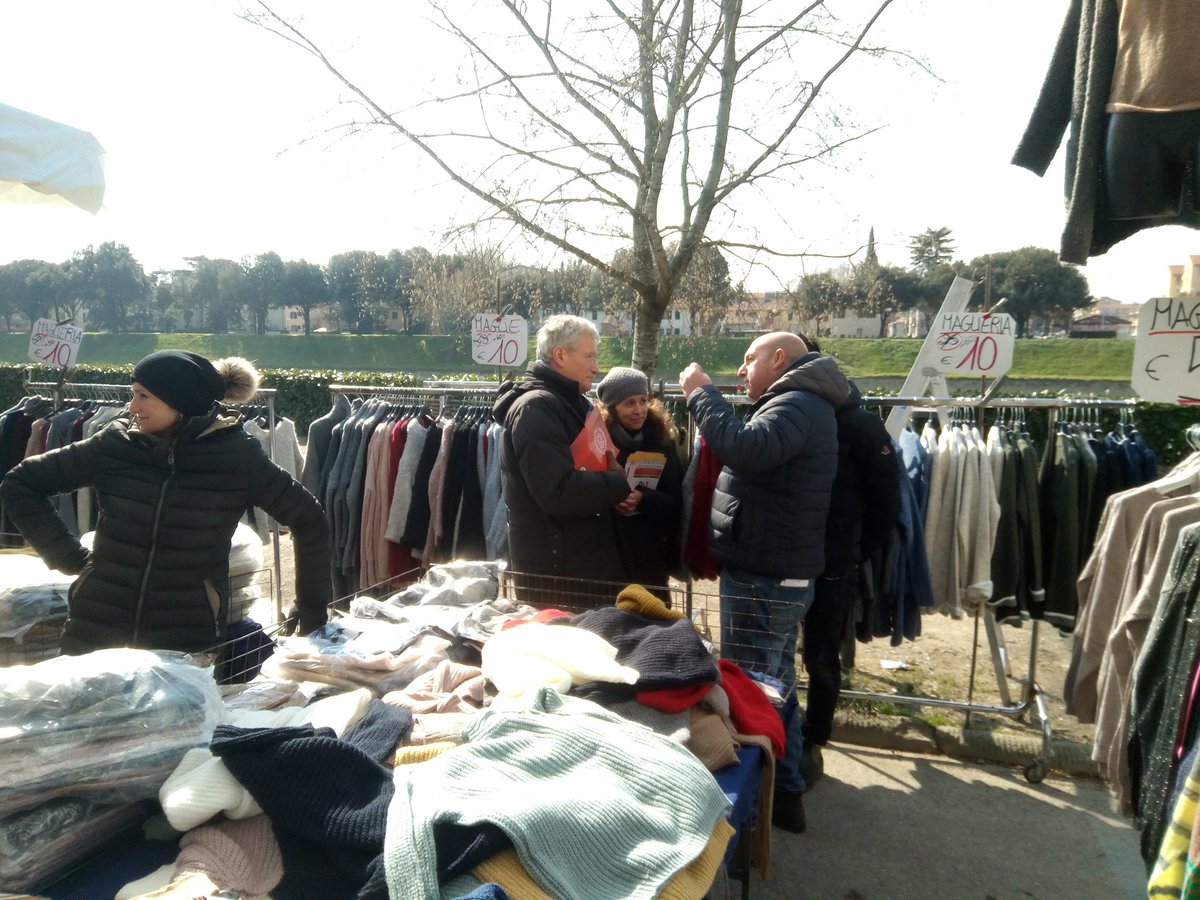 lorebecattini's tweet photo. Oggi mentre continuavo con @caterinabiti il mio giro dei mercati parlando con i commercianti delle Cascine è arrivata una bella notizia: Matteo Orfini in una lettera si  è impegnato a continuare il lavoro per escludere il commercio su area pubblica dalla Direttiva #Bolkestein https://t.co/1lblurak9K