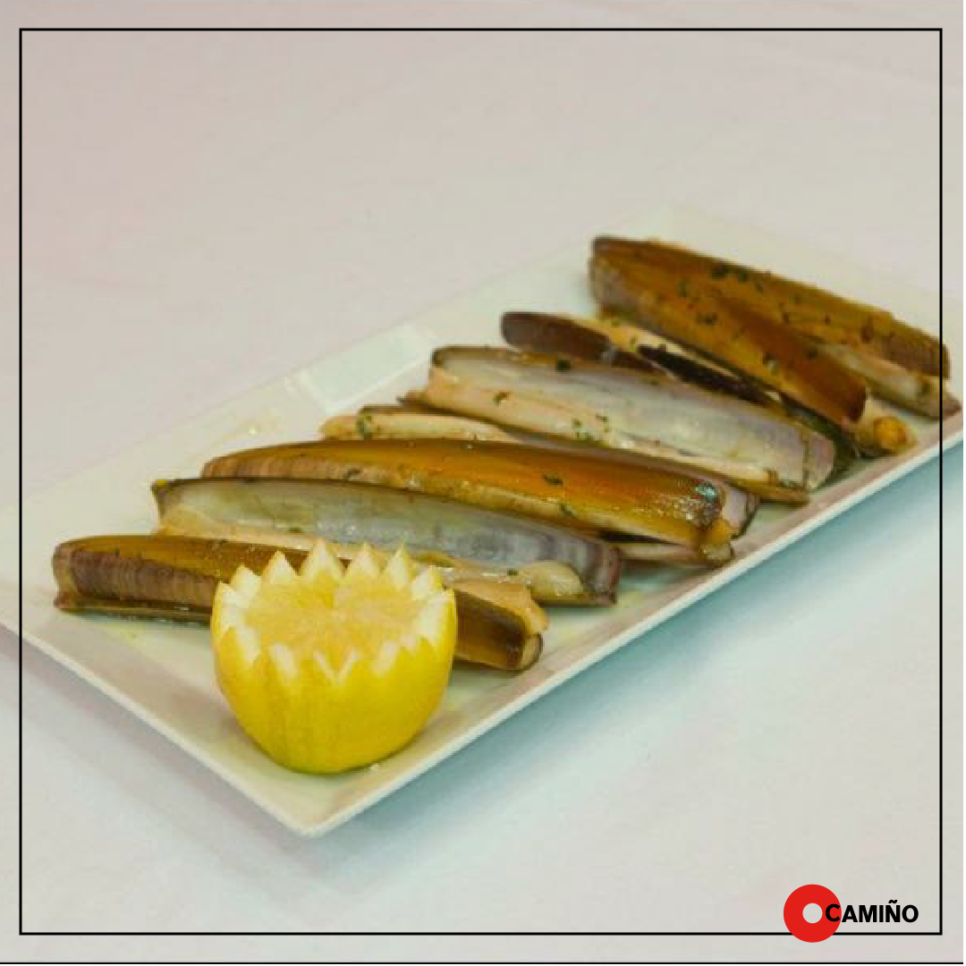 ¡Feliz Martes! 😋Empezamos con un plato de #navajas. Mañana es  #DíaMundialDeLasEnfermedadesRaras 📲Reserva 913 06 79 93  restaurantesocamino.es/ocamino/ A 15 min del @WandaMetropolitano #madrid #elmejorgallegodelapeineta #cerveza #lasrosas #seafood #marisco #restaurantemadrid #Madrid