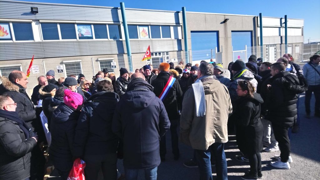 AQuatennens's tweet photo. À #Roncq en soutien aux salariés d’#Eolane en grève depuis plusieurs jours pour exiger des conditions dignes dans le cadre du Plan de Sauvegarde de l’Emploi. Rencontre avec la direction et les élus. À l’intérieur de l’usine, un savoir-faire technique qui force l’admiration. https://t.co/i2haLQroPE