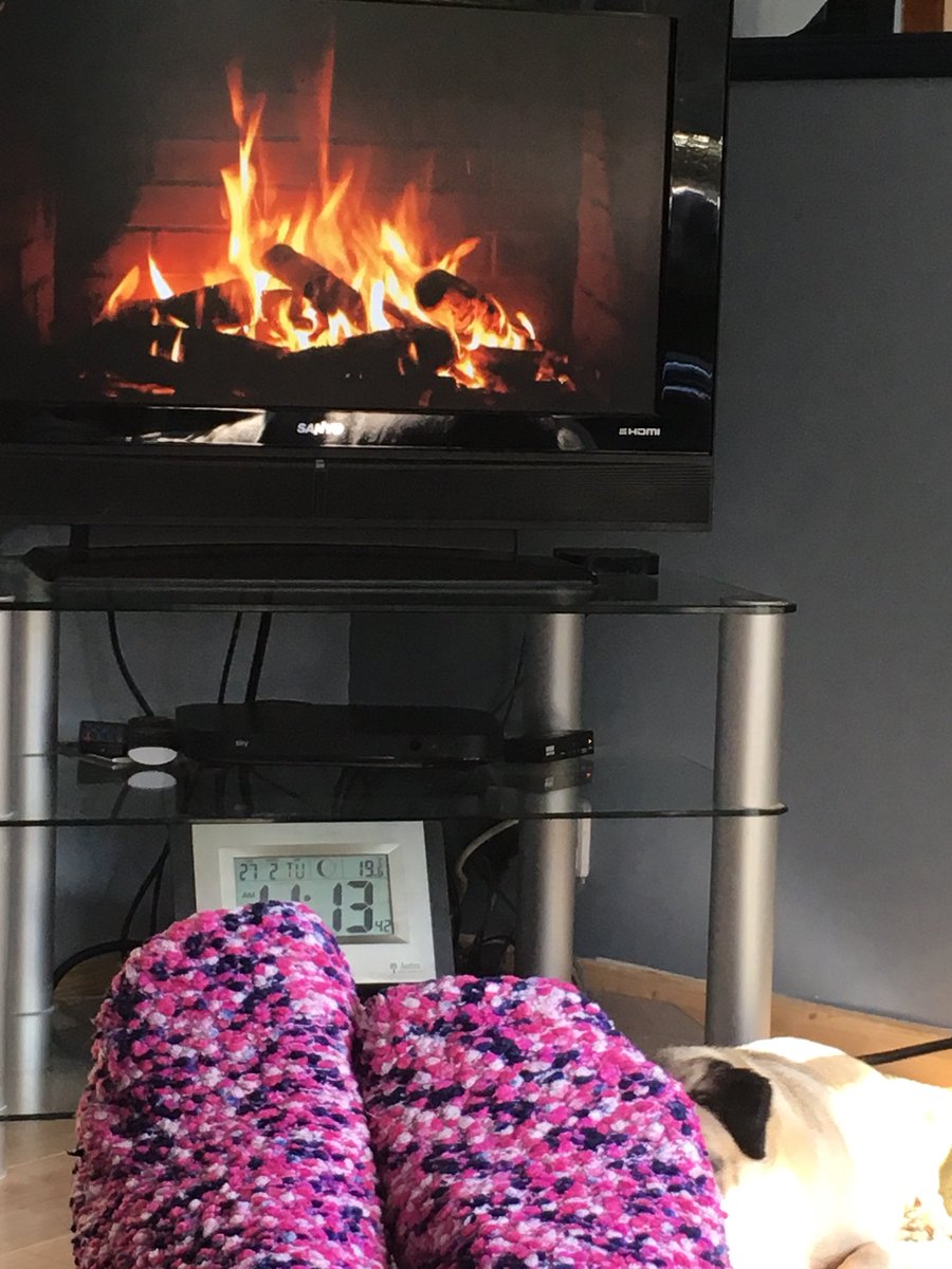 hellockie's tweet image. #thismorning #pug enjoying the heat !