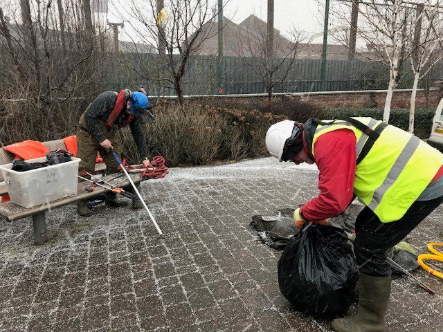 LDVFlood's tweet photo. A small group of hardy and dedicated @RiverStewards volunteers braving the snow showers to clear litter and debris from the riverbank at Jessops Riverside @HelpSheffield @SheffCouncil https://t.co/5kIRetOuhU
