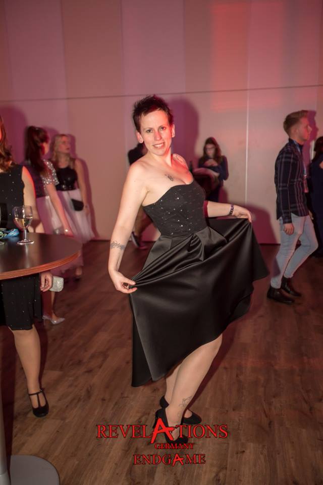 Sollyfine's tweet image. Photoshoot before and during #RevelationsEndgameGER Glamour-Party w/ @OceansWithin and our beautiful ISABEL :) #pllcon #fun #dancing