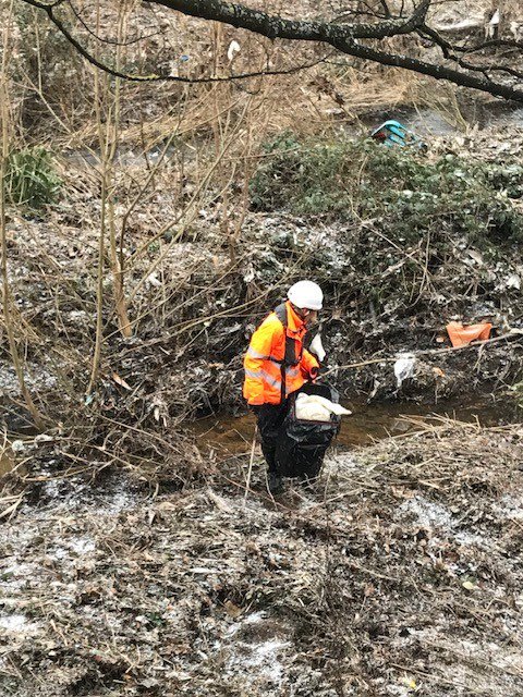 LDVFlood's tweet photo. A small group of hardy and dedicated @RiverStewards volunteers braving the snow showers to clear litter and debris from the riverbank at Jessops Riverside @HelpSheffield @SheffCouncil https://t.co/5kIRetOuhU