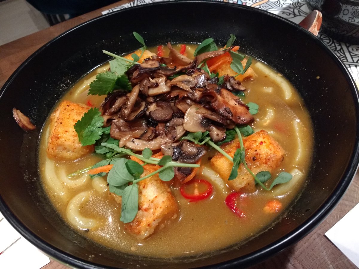 Ohlittlecoconut's tweet photo. Delicious vegan food that erm tasted like vegan food @wagamama_uk with the fab @MetMUnch gang last night #food #delicious #metmunch https://t.co/o8aypZMs5f